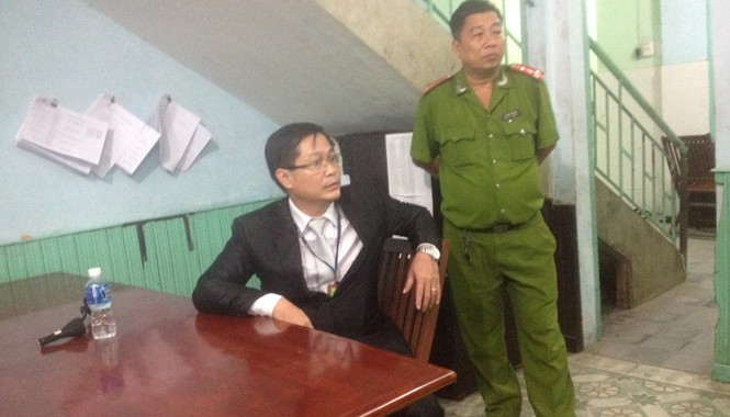 Bắt giam tài xế ở Sài Gòn hất CSGT lên capo Ông Lê Hoàng tại công an phường sau khi hất CSGT văng xuống đường.
