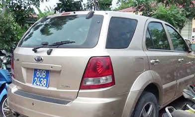 Dùng xe 80B tuyển 'osin' cho các đại gia Ả Rập Chiếc xe sử dụng biển số giả đang bị công an TP.Phan Thiết tạm giữ - Ảnh: Lê Huân