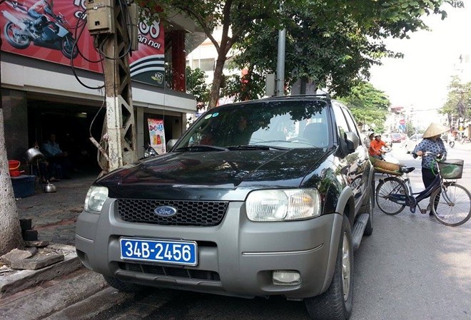 Cảnh sát truy đuổi xe Tỉnh ủy Hải Dương phạm luật Chiếc xe biển xanh của Tỉnh ủy Hải Dương bị cảnh sát tạm giữ. Ảnh: Hoàn Nguyễn