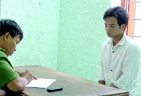 Bắt khẩn cấp con rể dùng đá ném chết cha vợ Đối tượng Đinh Văn Hà trình bày sự việc tại cơ quan điều tra