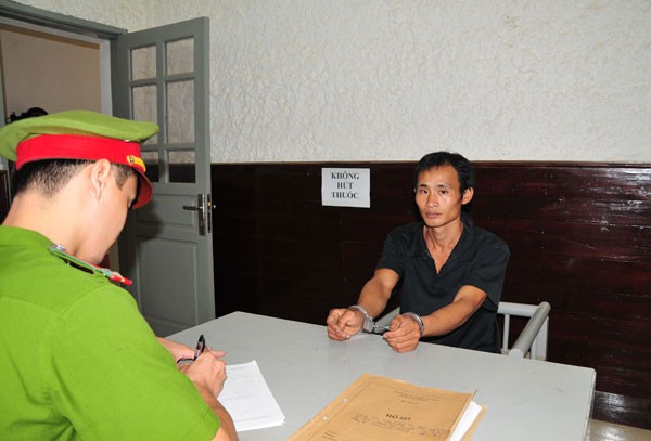 Bắt kẻ hiếp dâm bé gái, ôm súng kíp cố thủ 4 ngày trong rừng Đối tượng Lý Ông Lụ tại cơ quan công an
