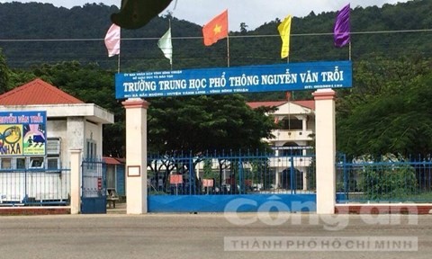 Hỗn chiến trước cổng trường, một trai làng thiệt mạng Cổng trường nơi xảy ra vụ hỗn chiến - Ảnh: Lê Huân