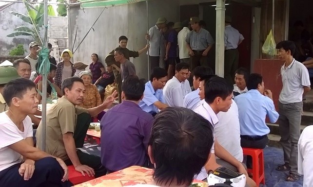 Nhậu về, con ruột dùng dao đâm chết cha Người thân, hàng xóm lo hậu sự cho ông Thái. Ảnh: N. D