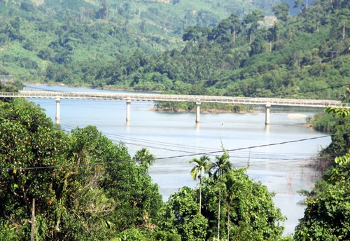 Thi thể người đàn ông nhiều vết bầm tím nổi trên sông Sông Tranh đoạn qua xã Trà Dơn, nơi tìm thấy thi thể anh Tứ. Ảnh. Tiến Hùng
