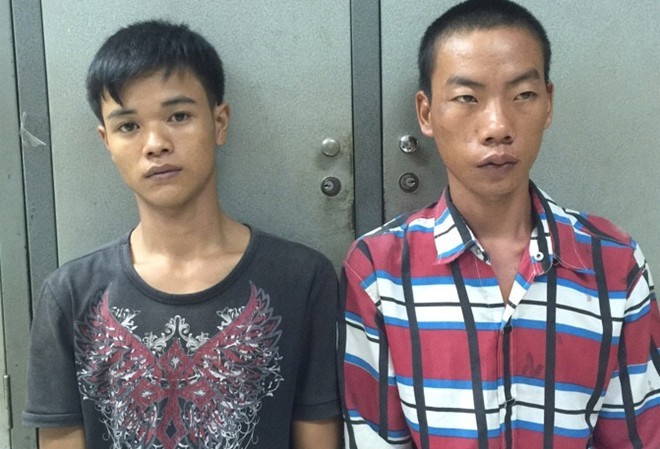 Hai thanh niên mang roi điện vào khách sạn cướp vàng Hai thanh niên vào khách sạn cướp vàng của lễ tân bị bắt giữ. Ảnh: Công an cung cấp