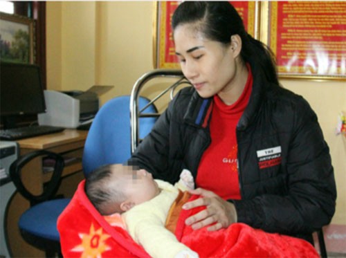 Nữ sinh bắt cóc bé gái 2 tháng tuổi Bé gái được bàn giao cho gia đình. Ảnh: Thanh Tuấn