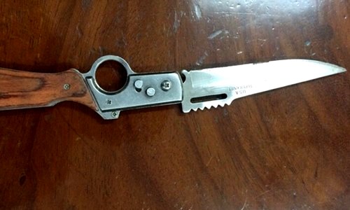 Bị truy đuổi, tên cướp đâm nhiều người dân để tẩu thoát Con dao mà tên Khôi dùng để chống trả anh Tiến. Ảnh công an cung cấp