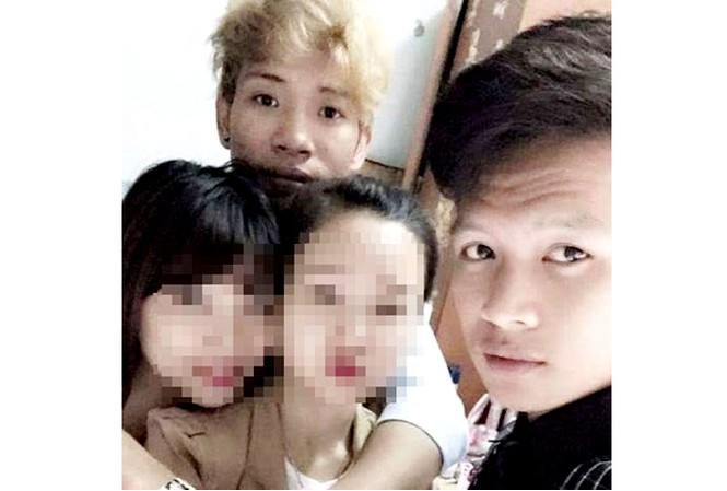 Hai cô gái nhảy lầu, băng rừng trốn khỏi Quân (tóc vàng) và Tùng, hai kẻ nhẫn tâm bán người yêu và bạn cho bọn buôn người. Ảnh: Nạn nhân cung cấp