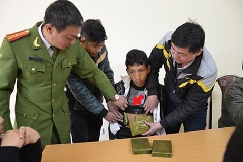 Bắt giữ đối tượng mang 5 bánh heroin và súng tự chế Phàng A Tùng (dấu X) cùng tang vật bị bắt giữ