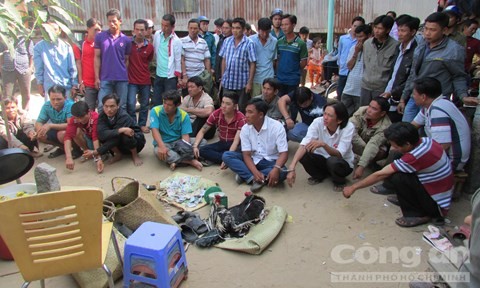 Triệt xóa điểm đá gà trong ngày Tết Tụ điểm đá gà bị triệt xóa và các đối tượng tham gia - Ảnh: Thân Quốc
