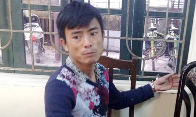 Cảnh sát chạy bộ bắt nghi can trộm xe Nguyễn Văn Chương tại cơ quan công an. Ảnh: Hoàng Lam