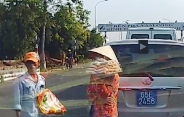 Truy bắt 2 thanh niên trộm túi xách trong ôtô biển xanh Thanh niên trực tiếp lấy túi xách (trái). Ảnh: Cắt từ clip