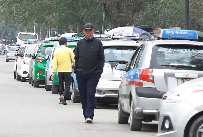 Hà Nội: Bãi trông ôtô Một bãi đỗ xe "nuốt" gần hết cả trăm mét đường Hoàng Đạo Thuý
