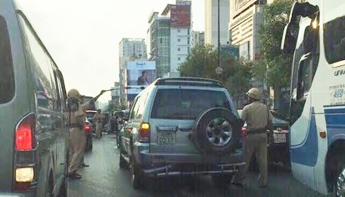 Hơn một giờ truy đuổi 'ôtô điên' náo loạn Sài Gòn CSGT vây bắt chiếc xe 7 chỗ trên đường Nguyễn Văn Trỗi. Ảnh: BĐCC