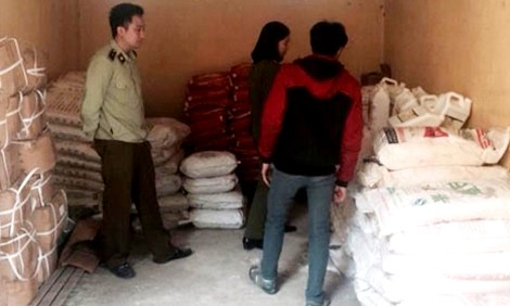 Bim bim được làm từ 4 tấn phụ gia thực phẩm không rõ nguồn gốc Lực lượng chức năng kiểm tra kho hàng