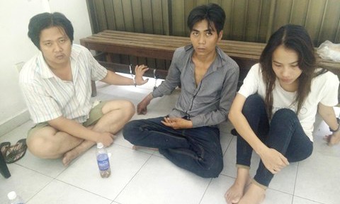 Băng cướp quật ngã nạn nhân xuống đường để lấy điện thoại Ba tên cướp tại cơ quan công an - Ảnh: Thiên Long