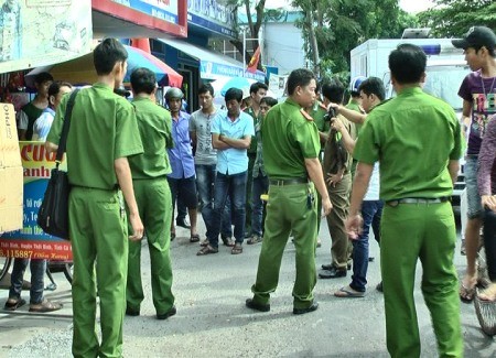 Dựng hiện trường vụ hỗn chiến khiến 1 người thủng mắt, nhiều người bị thương Công an huyện Thới Bình đang dựng lại hiện trường vụ việc