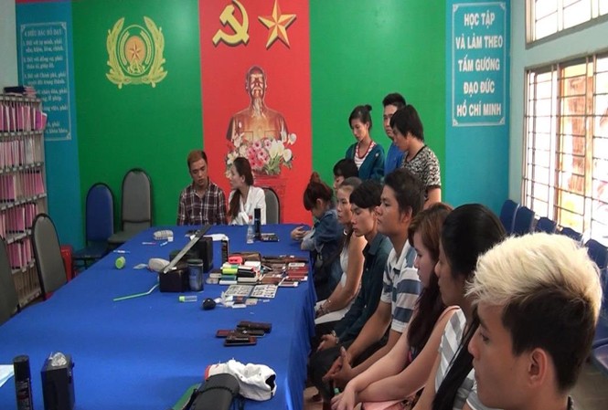 Vụ công an “đột kích” khách sạn: Tạm giữ 15 người để điều tra, xác minh Nhóm người được đưa về trụ sở công an để làm rõ