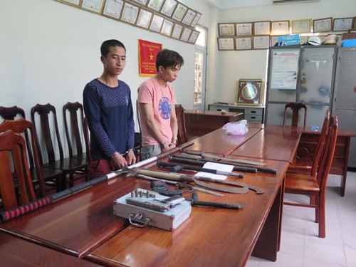 Ba kẻ hút chích luôn mang súng ngắn bên người Phong (trái) và Ân cùng các hung khí công an thu giữ. Ảnh: H.T