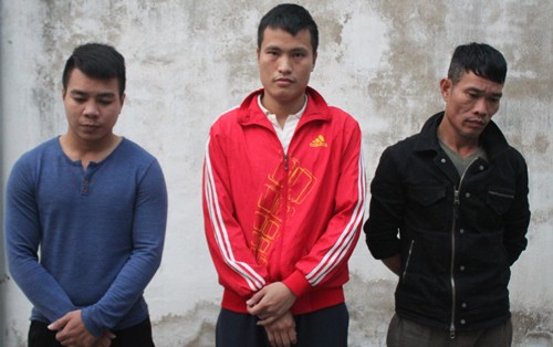 Nổ ba phát súng khi đòi bảo kê phiên đấu giá đất Nhóm nghi can tại cơ quan điều tra. Ảnh: Xuân Bắc