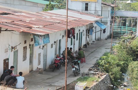Phát hiện người đàn bà chết bất thường trong phòng trọ Dãy nhà trọ nơi xảy ra sự việc- Ảnh: Kim Đồng