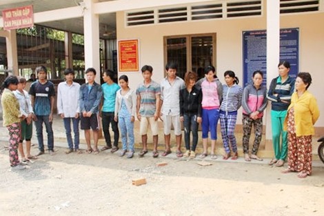 Hơn 20 cảnh sát “đánh úp” sòng bạc vườn cao su Các đối tượng bị bắt giữ