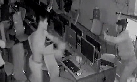 Quây bắt 7 thanh niên trong vụ truy sát 2 người tại quán Internet Hình ảnh hiện trường lúc 7 đối tượng xông vào quán Internet chém trọng thương 2 người