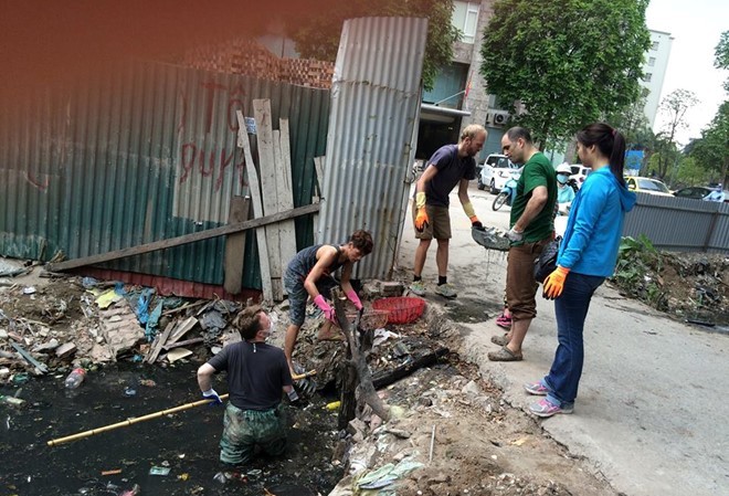 Chủ tịch phường muốn ba chàng Tây phối hợp dọn vệ sinh Hình ảnh thu hút sự chú ý lớn từ phía cộng đồng mạng. Ảnh: Keep Hanoi Clean (Xanh lên)