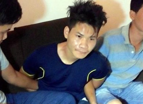 Nam thanh niên khống chế nữ nhân viên quán cà phê Lê Văn Công bị khống chế. Ảnh: Kh.Uyên
