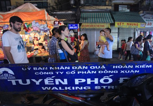 Không có chuyện Tuyến phố đi bộ Hàng Đào - Đồng Xuân chỉ cấm phương tiện 3 tối cuối tuần. Ảnh: Ngọc Thành