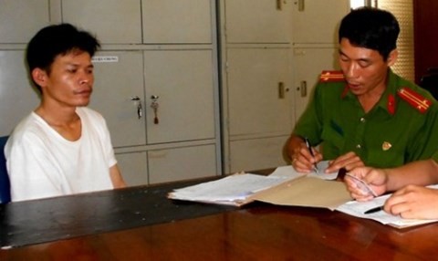 Cuồng ghen, dùng lê AK chém gần lìa tay vợ Đối tượng Hà khai nhận hành vi phạm tội tại CQĐT