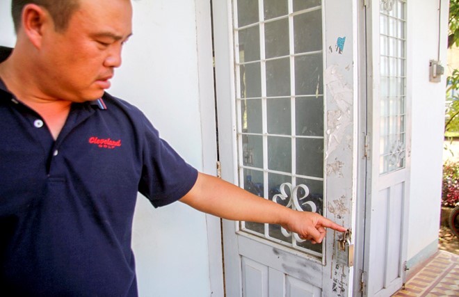 Cảnh sát vào cuộc vụ trộm đục két sắt lấy 200 triệu đồng Khóa phòng bán hàng bị cắt để trộm két sắt. Ảnh: An Bình
