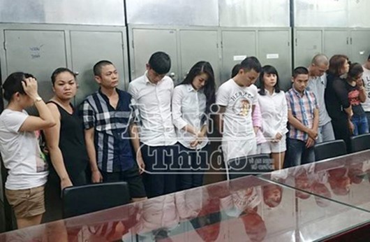 Cảnh sát đột kích sới bạc ở tầng 12 tòa chung cư tại Thủ đô Nhóm người bị bắt giữ tại sới bạc. Ảnh: An ninh Thủ đô