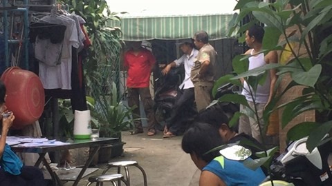 Cụ ông tử vong trong căn nhà khóa trái, bên cạnh một con dao Hiện trường vụ việc