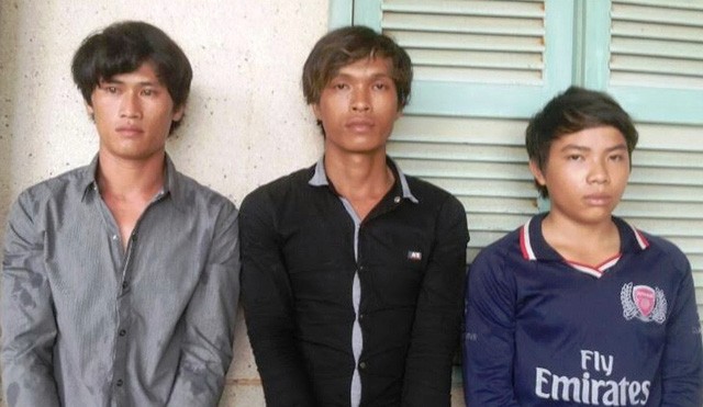 Bắt 3 ngư phủ giết chủ tàu và người nấu ăn… cướp tài sản ăn chơi 3 nghi phạm: Phạm Văn Linh, Nguyễn Văn Tình và Nguyễn Thành Nhịn, trong đó đối tượng Nhịn chỉ mới 13 tuổi