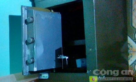 Trộm đột nhập vào chùa cuỗm hàng trăm triệu đồng Chiếc két sắt của nhà chùa bị kẻ trộm phá, lấy đi hơn 200 triệu đồng - Ảnh: Hương Nhàn