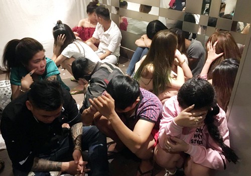 Gần trăm cảnh sát bao vây động lắc của dân chơi Sài Gòn Dân chơi trong khách sạn bị tạm giữ. Ảnh: Đức Huy