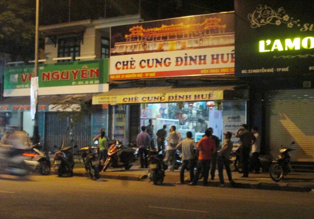 Chồng dùng dao cứa cổ vợ gục tại quán chè Quán Chè cung đình Huế nơi xảy ra vụ việc đau lòng khi chồng dùng dao cứa cổ vợ nguy kịch