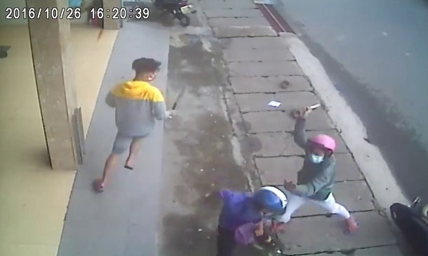 Xác định được 3 thanh niên chém người dã man giữa phố Các đối tượng xông vào chém 1 trong 2 thanh niên đi xe máy ngay trên lề đường. Hình cắt từ clip