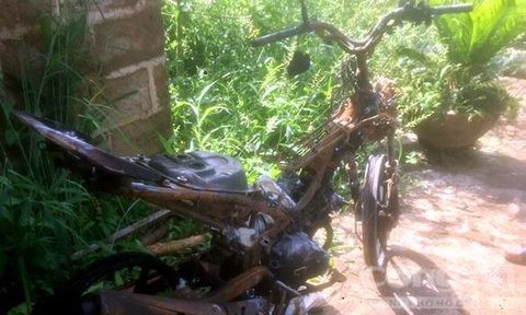 Dân làng vây đánh gãy tay và đốt xe máy của kẻ trộm Chiếc xe bị đốt cháy trơ khung