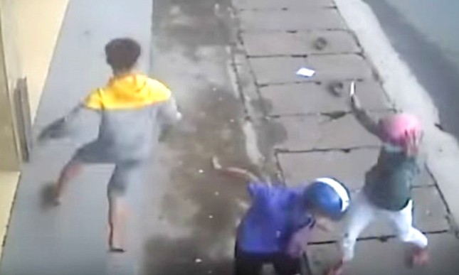 Truy bắt nhóm côn đồ chém người ngay trên phố Nhóm nghi can dùng hung khí truy sát đối thủ ngay trên phố. Ảnh: Cắt từ clip