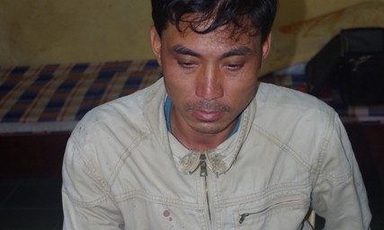 Dùng mũ bảo hiểm và gạch đánh chết người Đối tượng Tân tại cơ quan điều tra. Ảnh: Công an Hà Nam