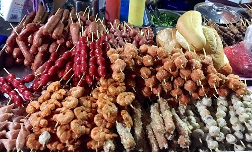 Ngày bán 1.000 xiên nướng, chị xe đẩy thu 150 triệu/tháng Những xiên nướng đủ loại dậy mùi thơm lừng khiến người qua đường không khỏi thòm thèm