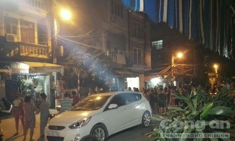 Nghi án cô gái đâm chết bạn trai trong nhà trọ Người dân hiếu kỳ chứng kiến vụ việc