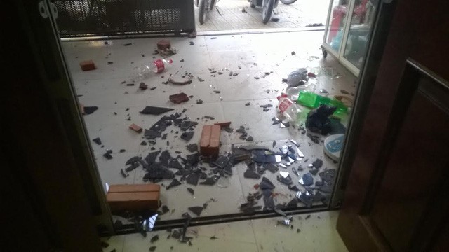 Nhóm côn đồ táo tợn mang dao kiếm truy sát một gia đình Hiện trường nhà ông Hạnh bị nhóm côn đồ phá phách