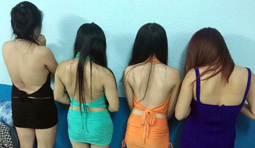 Nữ tiếp viên áo yếm phục vụ nhà hàng ở Sài Gòn Nữ tiếp viên của nhà hàng bị kiểm tra. Ảnh: Quốc Thắng