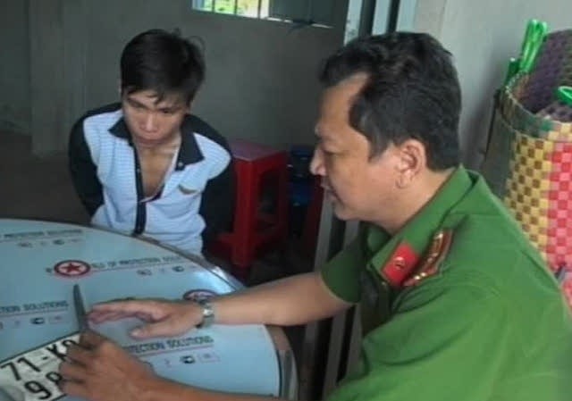 9X đâm hàng xóm trọng thương sau khi sử dụng ma túy Thương bị tạm giữ điều tra. Ảnh C.A