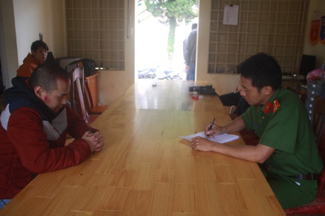 Mâu thuẫn tại quán cà phê, thanh niên đâm chết người rồi bỏ trốn Đối tượng Nguyễn Minh Ngọc tại cơ quan điều tra