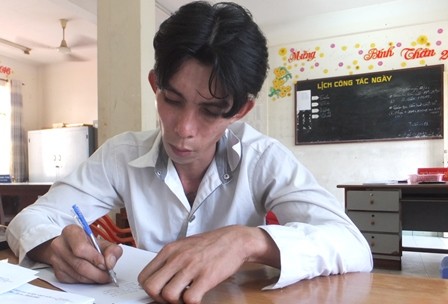Hai nghi phạm trộm chó đập kính xe đám cưới sa lưới Nghi phạm Quốc tại cơ quan công an