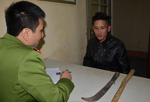 Đâm bố ruột tử vong vì không được bán đất Công cùng tang vật gây án tại cơ quan công an